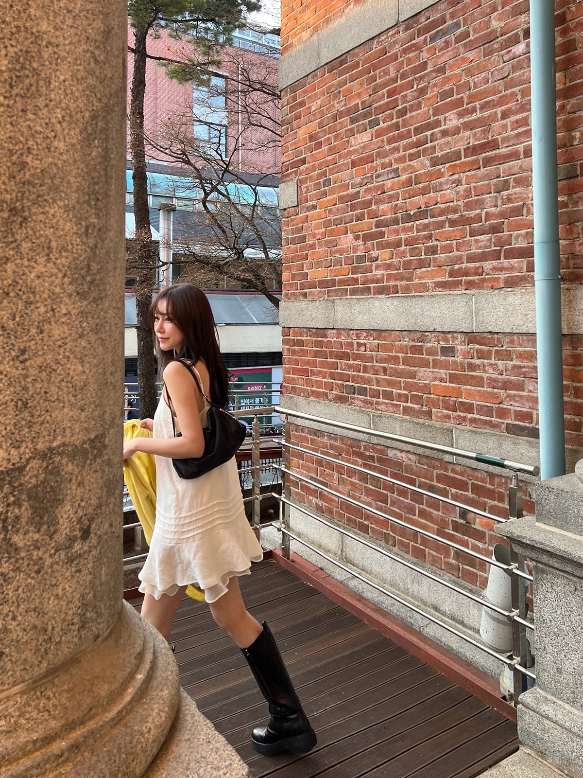 V-NECK SLEEVELESS DRESS