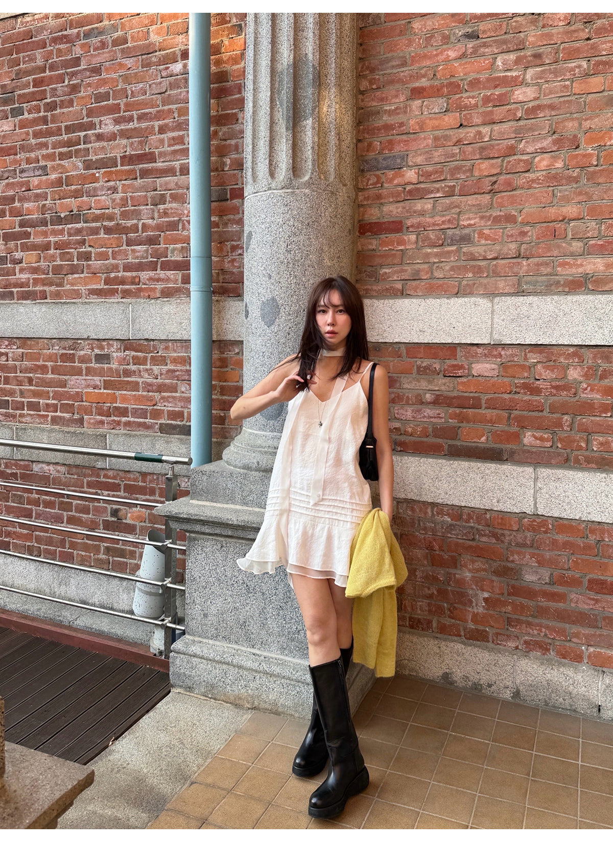V-NECK SLEEVELESS DRESS