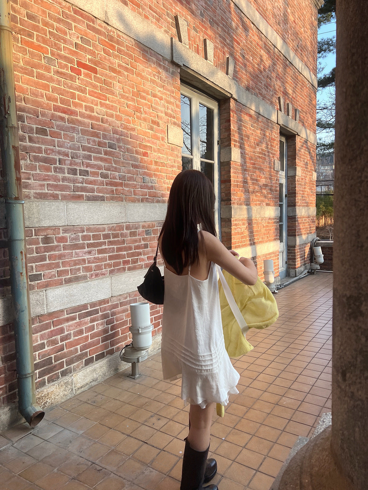 V-NECK SLEEVELESS DRESS