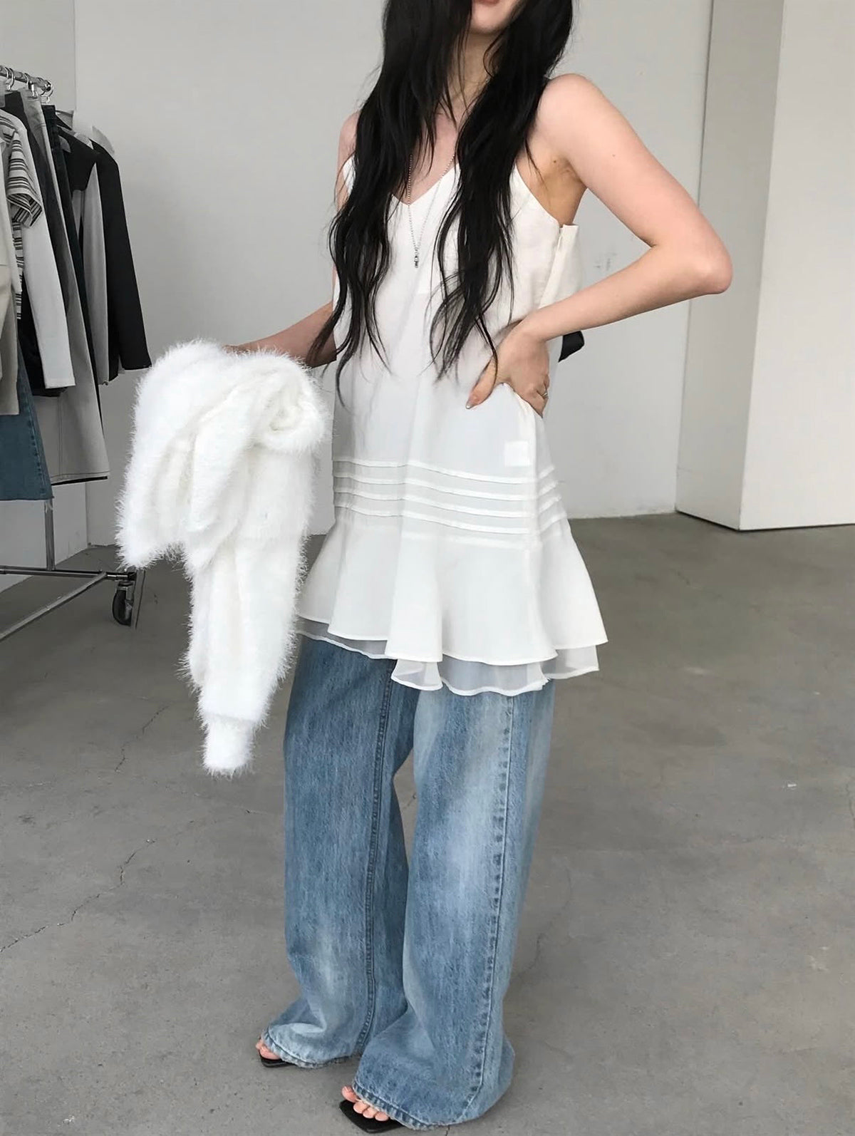 V-NECK SLEEVELESS DRESS